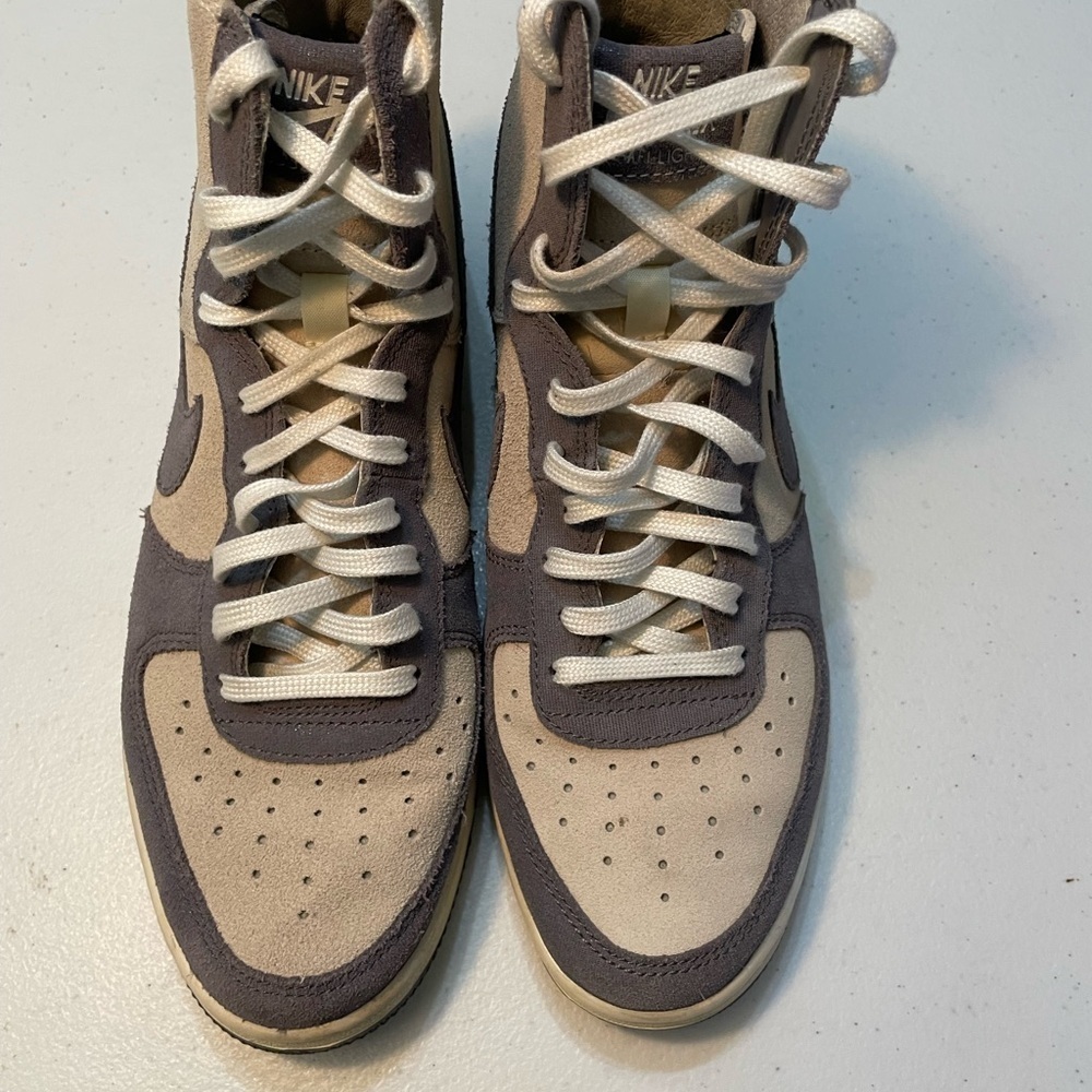 Nike Men's Beige and Dark Gray Sneakers SB-M